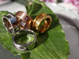 Edelstahl-Ring in drei Farben mit Nut und Brücke zum...